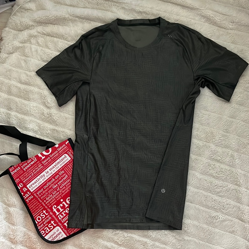 Lululemon Men’s Textured Training Short Sleeve Shirt.
